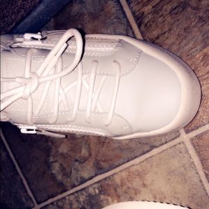 ❤️ SOLD ❤️ Women Giuseppe’s